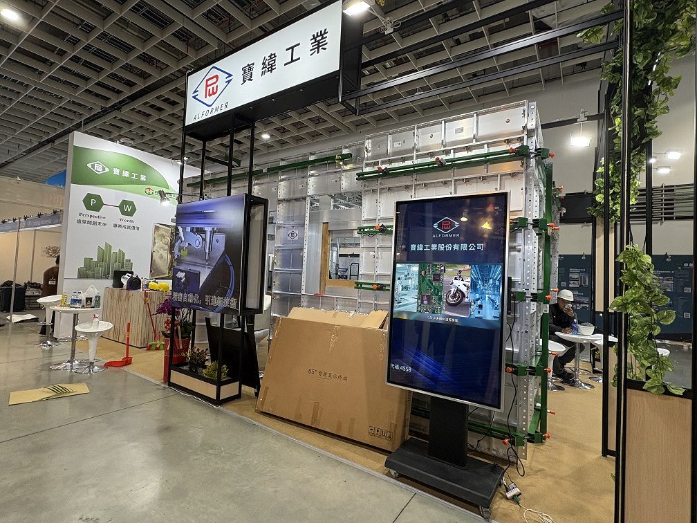 藍訊科技執行寶緯工業 2024台北國際建築材暨產品展 展場互動導覽科技-65吋觸控導覽機租賃+ 互動導覽設計